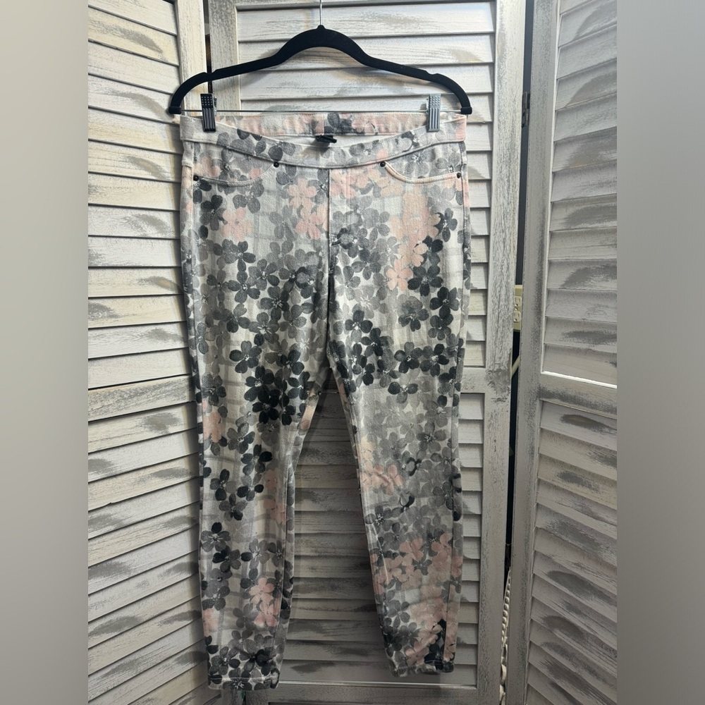 Gently used-💕Beautiful flowered 🌸🌸🌸 “HUE” leggings.